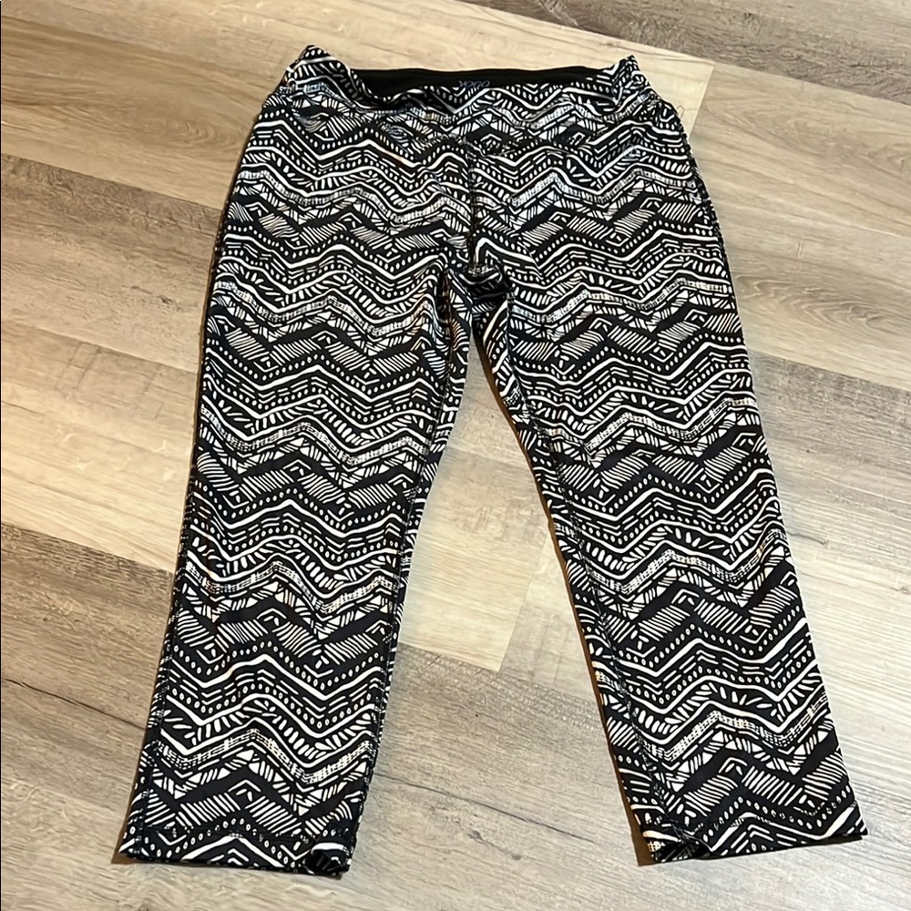 VOGO Athletica Black and White Patterned Leggings